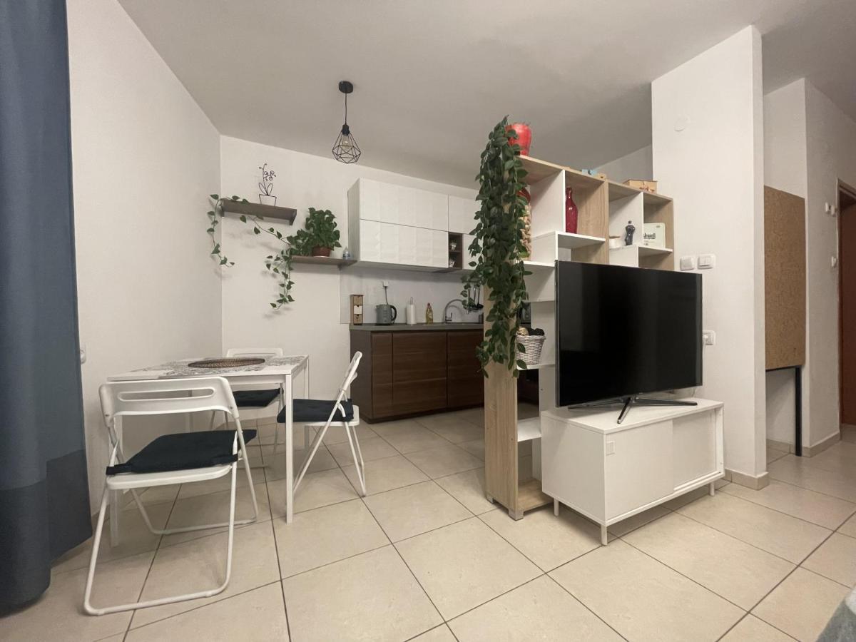 Ashdod City Center 2-Rooms Apartment, 15Min Walk To The Beach Exterior photo